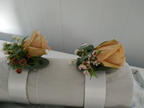 Bracelet avec fleurs pour mariage au Château de Moussens à Caujac par fleuriste mariage Auterive A Fleur d'Art Tina Black
